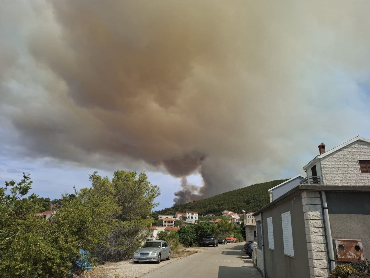 Dramatični prizori požara na Korčuli. Trajekt dovezao vatrogasce s Pelješca, u zraku kanaderi