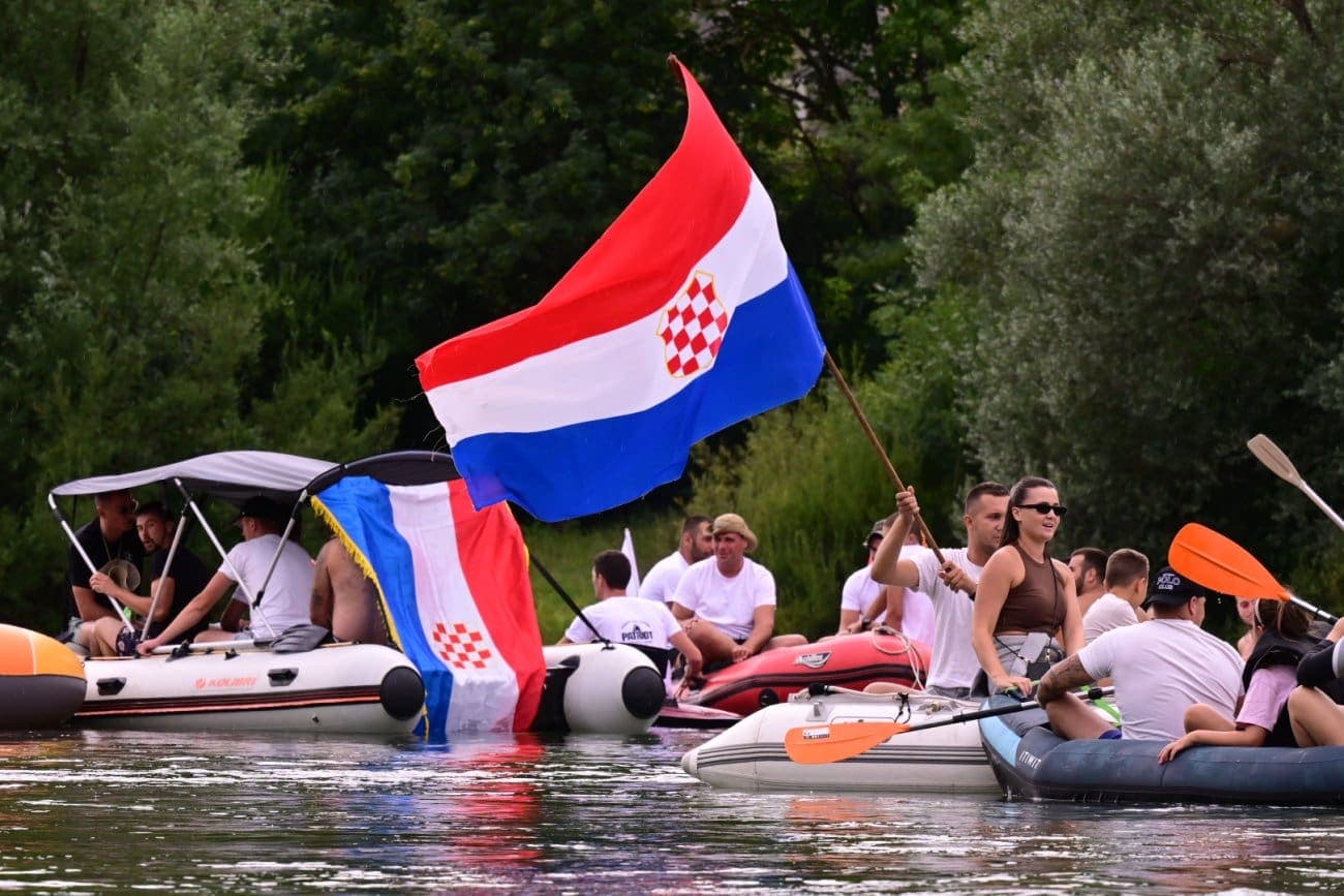 VELIKA FOTOGALERIJA Regata ponosa i tuge: Cetinom zaplovili u čast onih koji su branili Hrvatsku