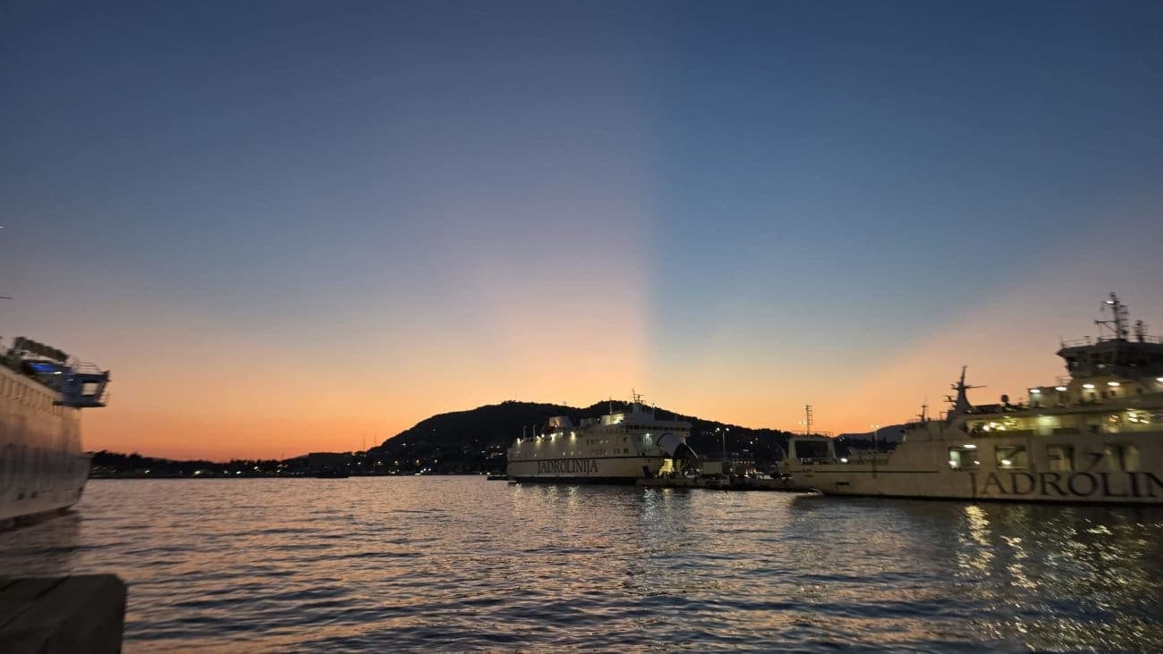 Fascinantan prizor nad Splitom: Sunce je stvorilo spektakularne zrake, a satelit otkriva koliko su oblaci zapravo bili daleko