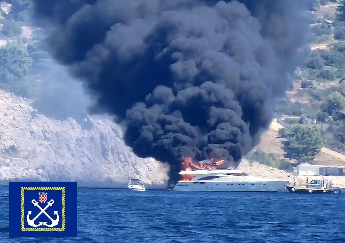 FOTO Jahta zahvaćena požarom potonula kod Čiova