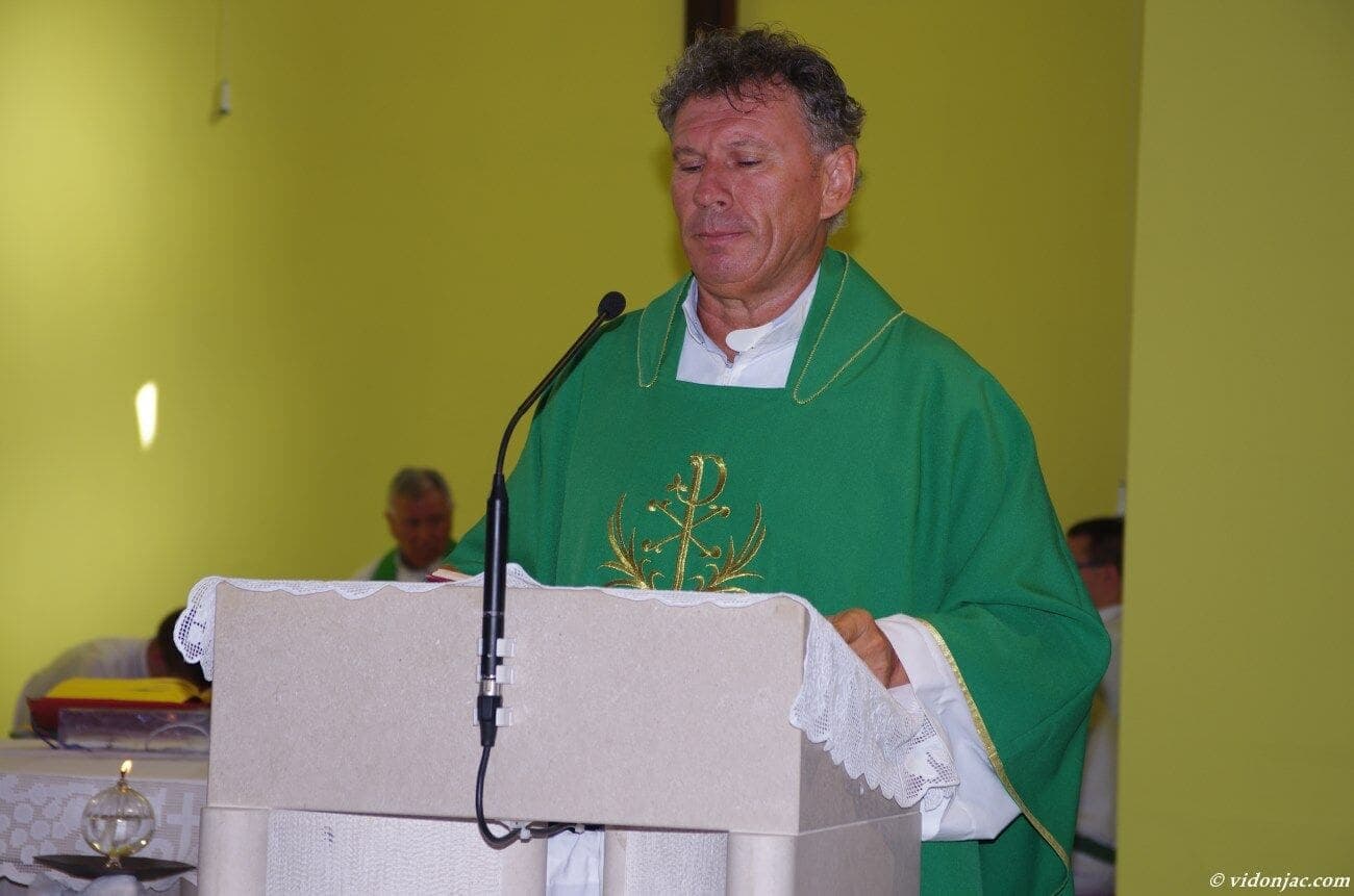 Emotivan oproštaj u Dalmaciji: Svima poznati svećenik odlazi nakon deset godina, župljani mu uručili poseban dar Vatrenih