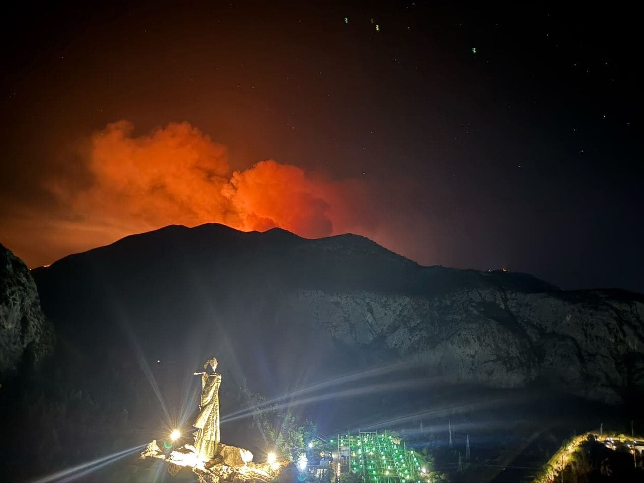 Požar kod Lokve Rogoznice gasi 110 vatrogasaca, evakuirani stanovnici, oštećeni objekti