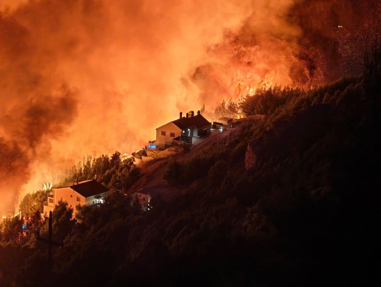 Na požaru u Lokvi Rogoznici trenutno je 76 vatrogasaca s 21 vozilom, stiže pomoć iz tri susjedne županije
