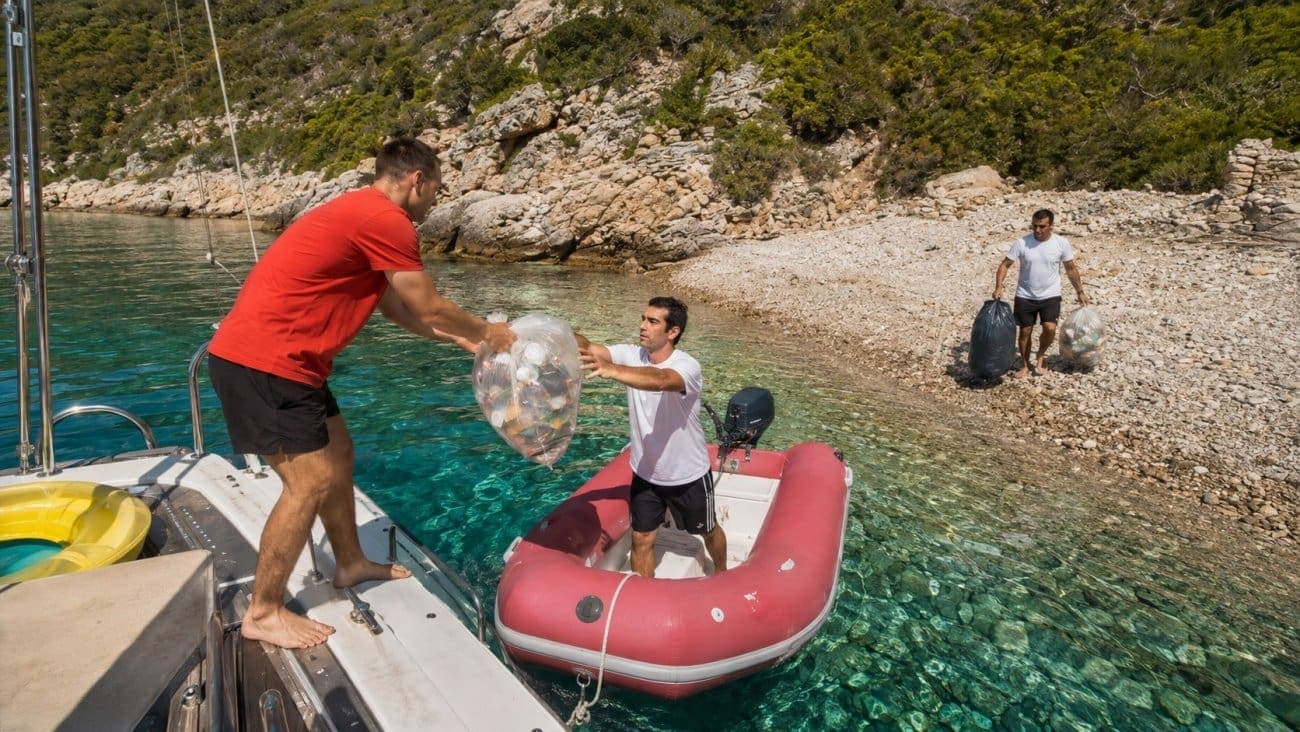 "Ne mogu zatvoriti oči i praviti se da ne vidim neku ugrozu": Gosti broda napravili divnu gestu kada su s broda vidjeli užas na viškoj plaži