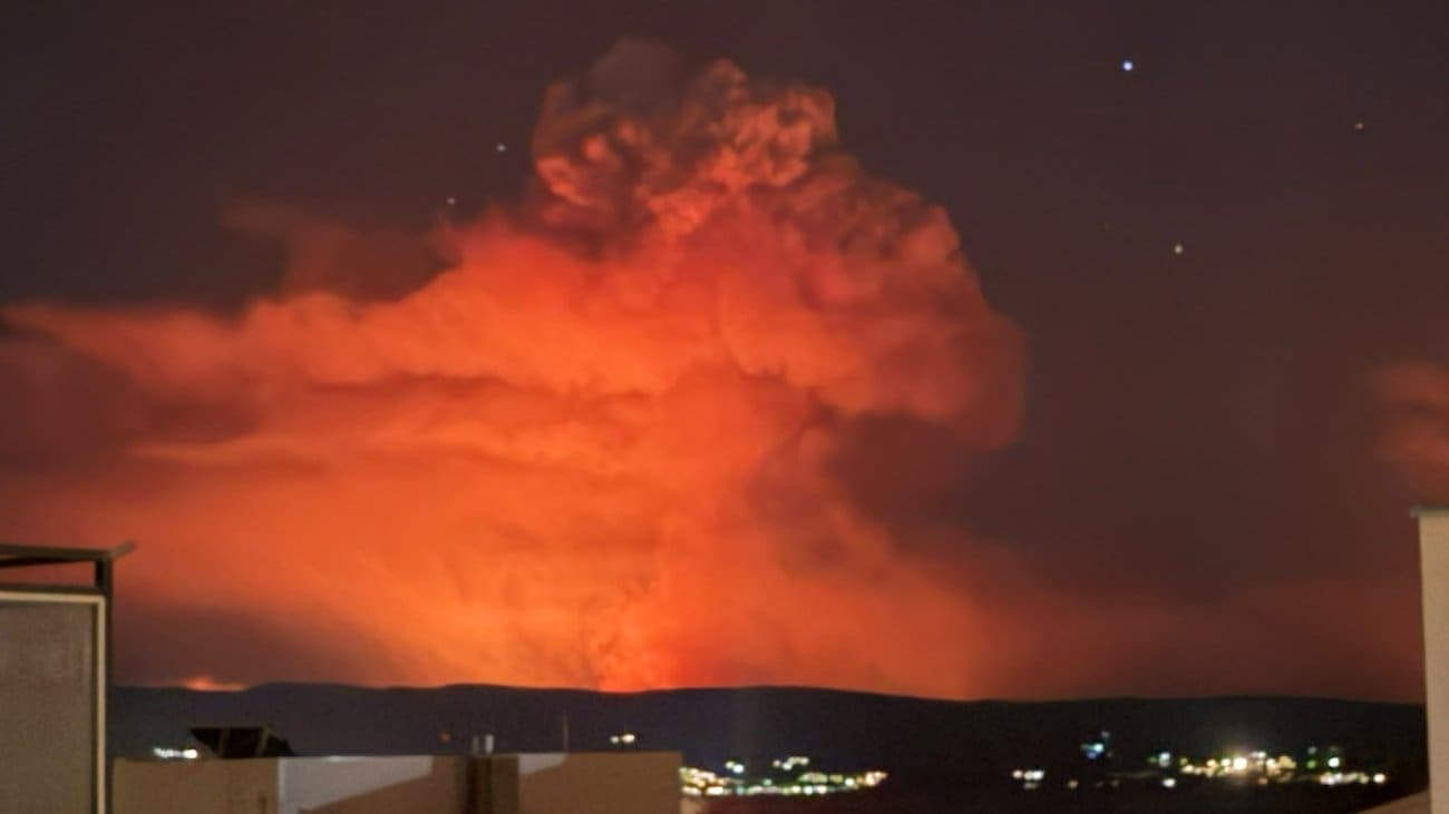 Paklena noć je pred vatrogascima. Pogledajte s čim se bore, požar i dalje divlja