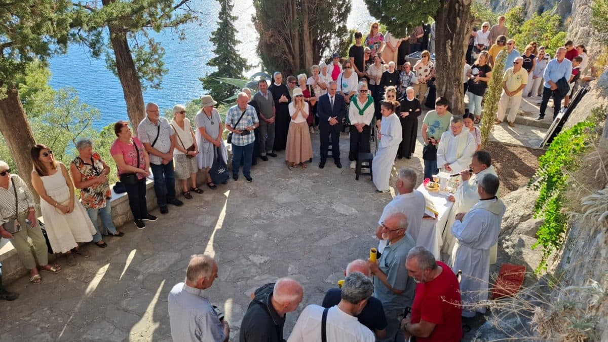 Brojni vjernici okupili se kod sv. Jere na Marjanu: „Današnjoj civilizaciji nedostaje pustinja“