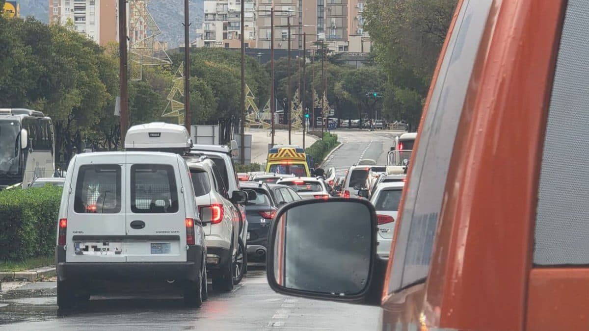 Prometna nesreća na Križinama: Automobil izletio s ceste, dvije osobe zatražile liječničku pomoć