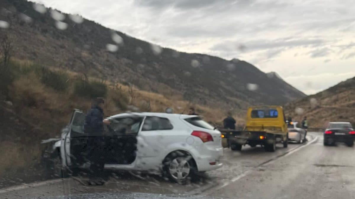 Prometna nesreća između Žrnovnice i Srinjina: Sudarila se dva automobila, na terenu policija