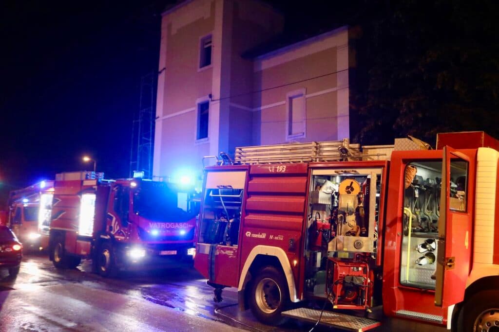 Splitski vatrogasci gasili požar stana, na Braču izgorjelo krovište kuće
