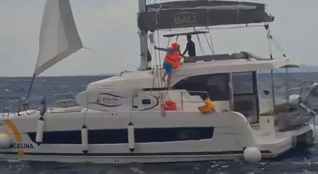 “Pokušali su mu dobaciti konop, ali nije se uspio uhvatiti”: Potraga za skiperom kod Šolte traje