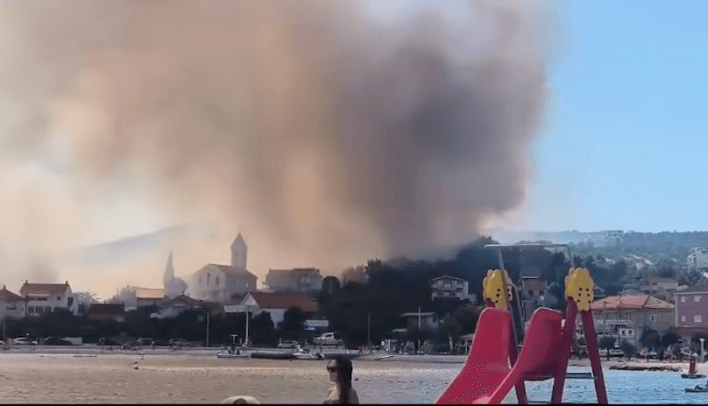 Požar kod Vinišća prijeti kućama, u gašenje uključena i dva kanadera
