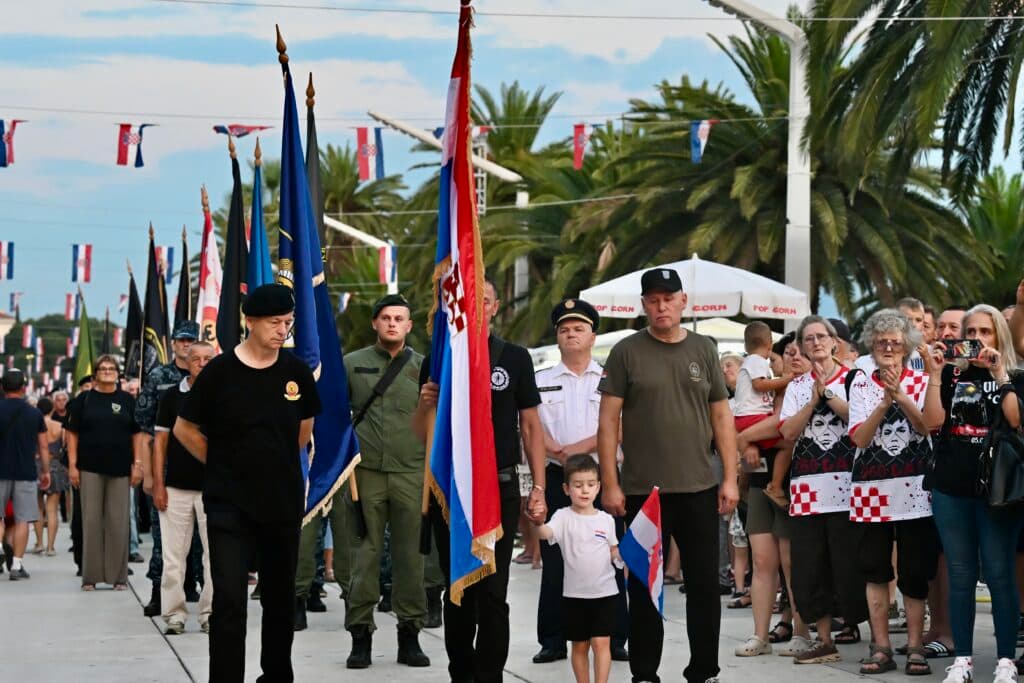 Prizori koji bude ponos! Branitelji s ratnim zastavama prošli gradom, Riva ih ispratila pljeskom