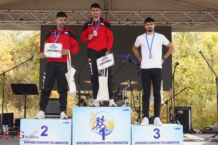 Nastup braće Narančić na Apatinskom dunavskom polumaratonu