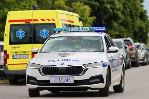 Pješak teško ozlijeđen u naletu automobila u Lukaču, u tijeku očevid