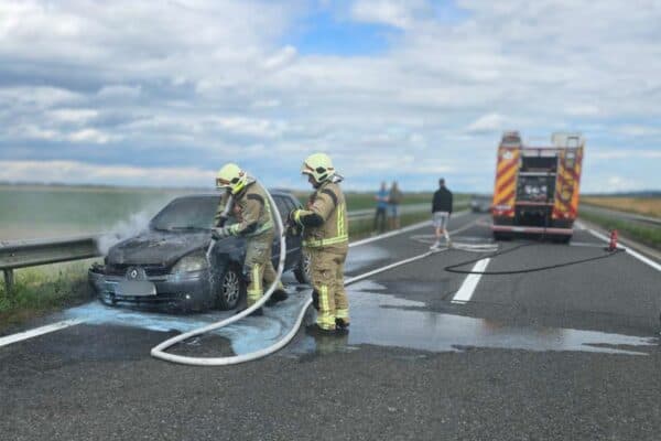 Požar automobila na virovitičkoj obilaznici: Vozač na vrijeme zaustavio i napustio vozilo