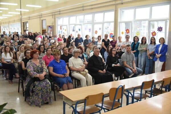 Dan škole u Đurđenovcu obilježen svečanim programom i brojnim nastupima učenika: Nagrađeni najuspješniji učenici