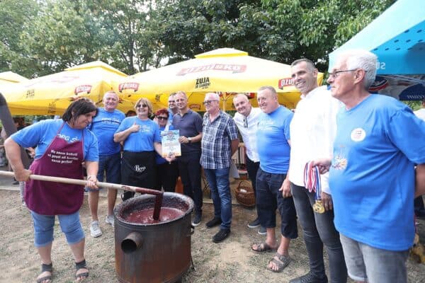 Jubilarna Pekmezijada u Dugoj Međi okupila brojne posjetitelje: OPG-ovi Šisl i Lisec skuhali najbolji pekmez
