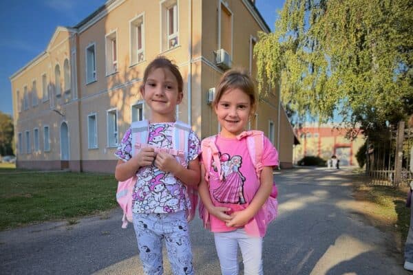 Najpoznatije hrvatske sijamske blizanke krenule u školu: Kristina i Valentina danas su postale prvašice