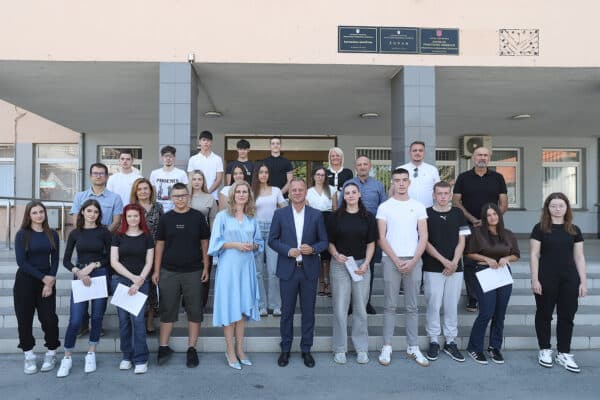 Virovitičko-podravska županija uručila stipendijske ugovore za 17 novih učenika koji se obrazuju za deficitarna zanimanja