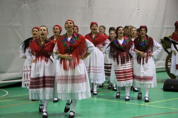 Mikleuš u zagrljaju jeseni, pjesme i plesa: Folkloraši oživjeli bogatstvo hrvatske tradicije