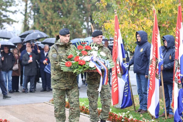 Slatina u znaku 35. obljetnice 136. brigade: Odana počast poginulima, građanima predstavljena oprema Hrvatske vojske