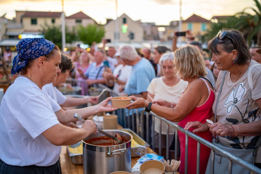 Perlice kuhale, Bunari pivali: Vodička tradicija ponovno okupila domaće i goste