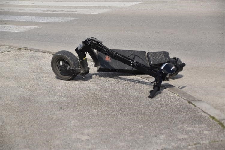 U centru Poreča jučer popodne vozio romobil s 2,70 promila: Pao i završio u bolnici