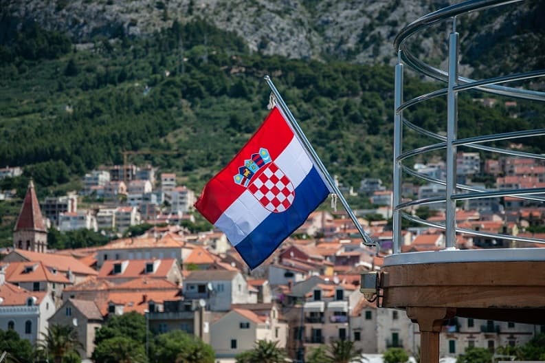 POVRIJEDILA UGLED RH: U Istri žena kamenjem gađala zastavu