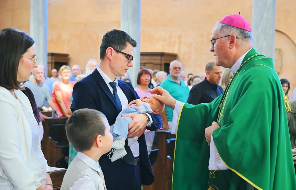 Biskup Štironja u Poreču krstio šesto dijete obitelji Beriša