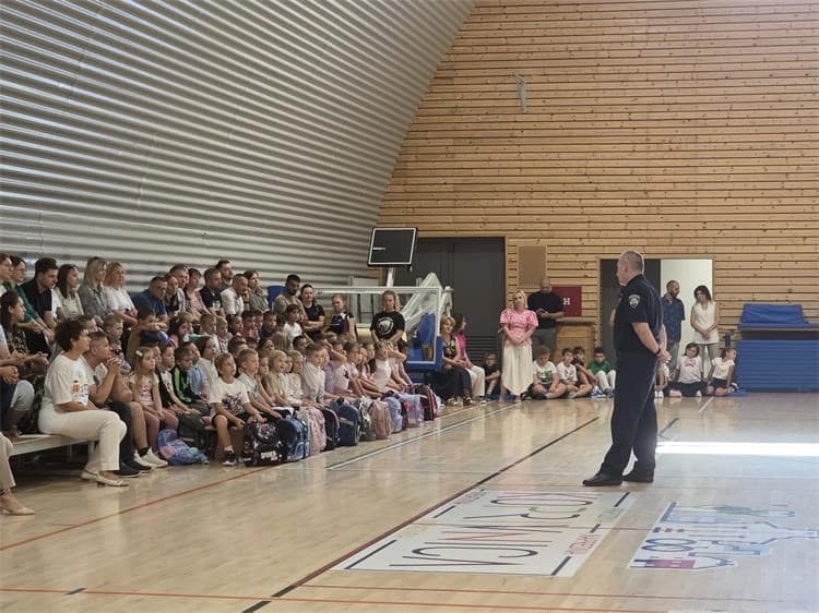 Policijski službenici provode akciju „Poštujte naše znakove“ – održavaju edukacije u školama i provode pojačani nadzor u zonama škola
