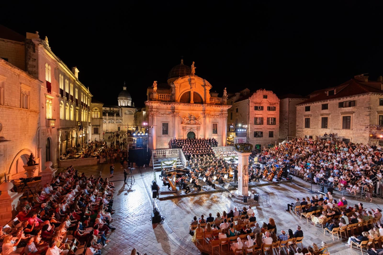 KONCERT KOJI ĆE SE PAMTITI Dugotrajni aplauz i ovacije za izvedbu monumentalne kantate Carmine Burane