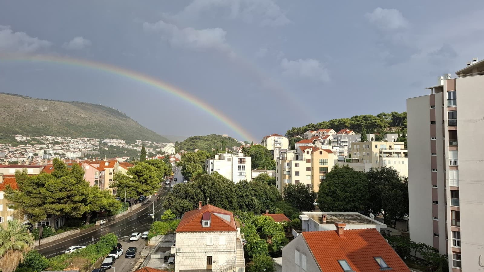 PREKRASAN PRIZOR Nakon kiše nad Dubrovnikom 'zablistala' duga FOTO/VIDEO