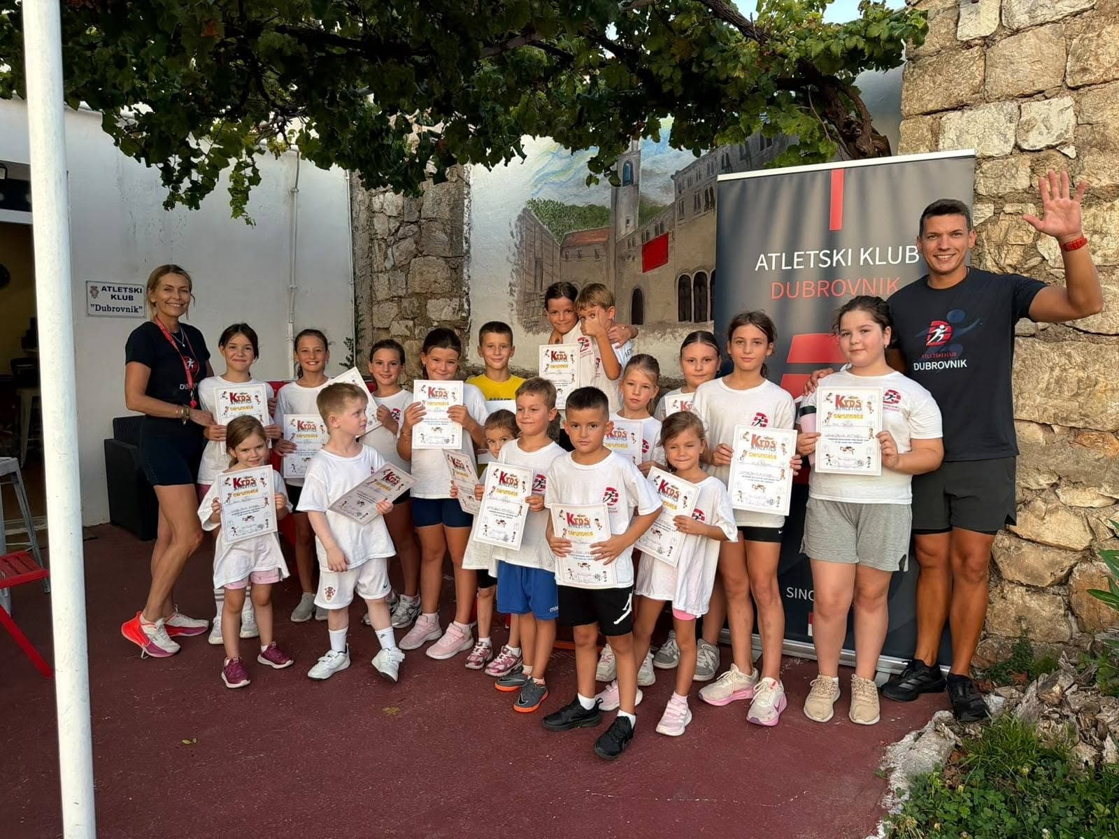 ZAVRŠENA LJETNA ATLETSKA ŠKOLA 2026. Atletski klub Dubrovnik uspješno je završio Ljetnu atletsku školu 2026.