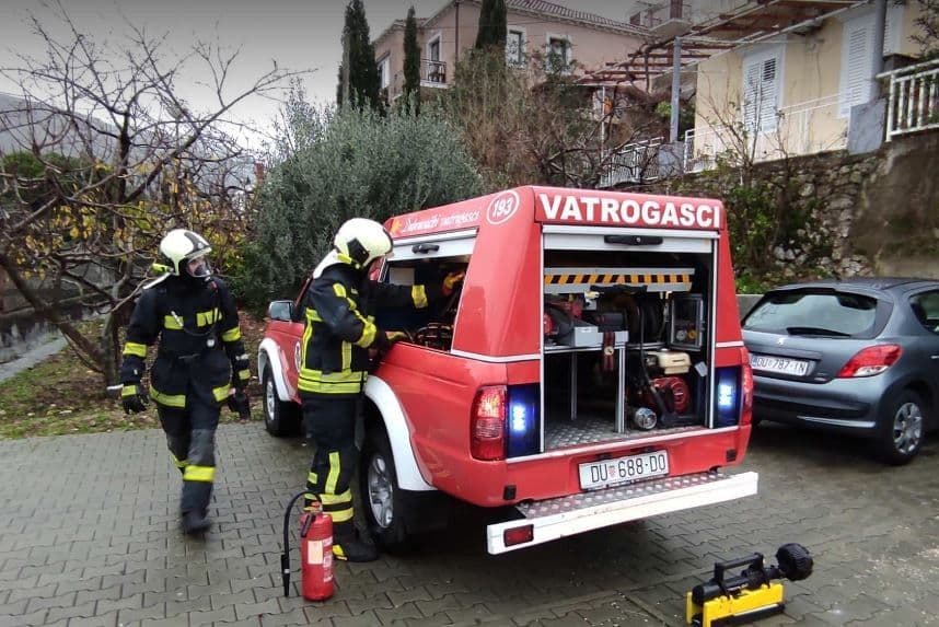HRVATSKA VATROGASNA ZAJEDNICA Vatrogasci obranili kuće kod Jovića, požar na Dinari još aktivan
