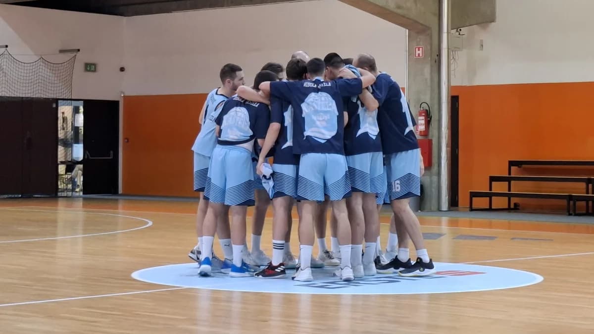 Dan za klupsku povijest: nakon velikog uspjeha kadeta, seniori KK Ribola Kaštela dvokorakom izborili prvoligaško finale i stigli na korak do premij...