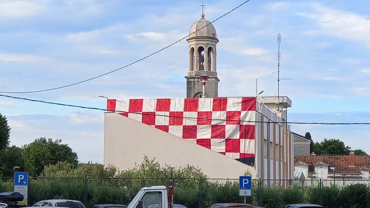 Vatrogasni dom u Kaštel Starom u crveno-bijelom ruhu uoči nastupa Vatrenih na Svjetskom prvenstvu