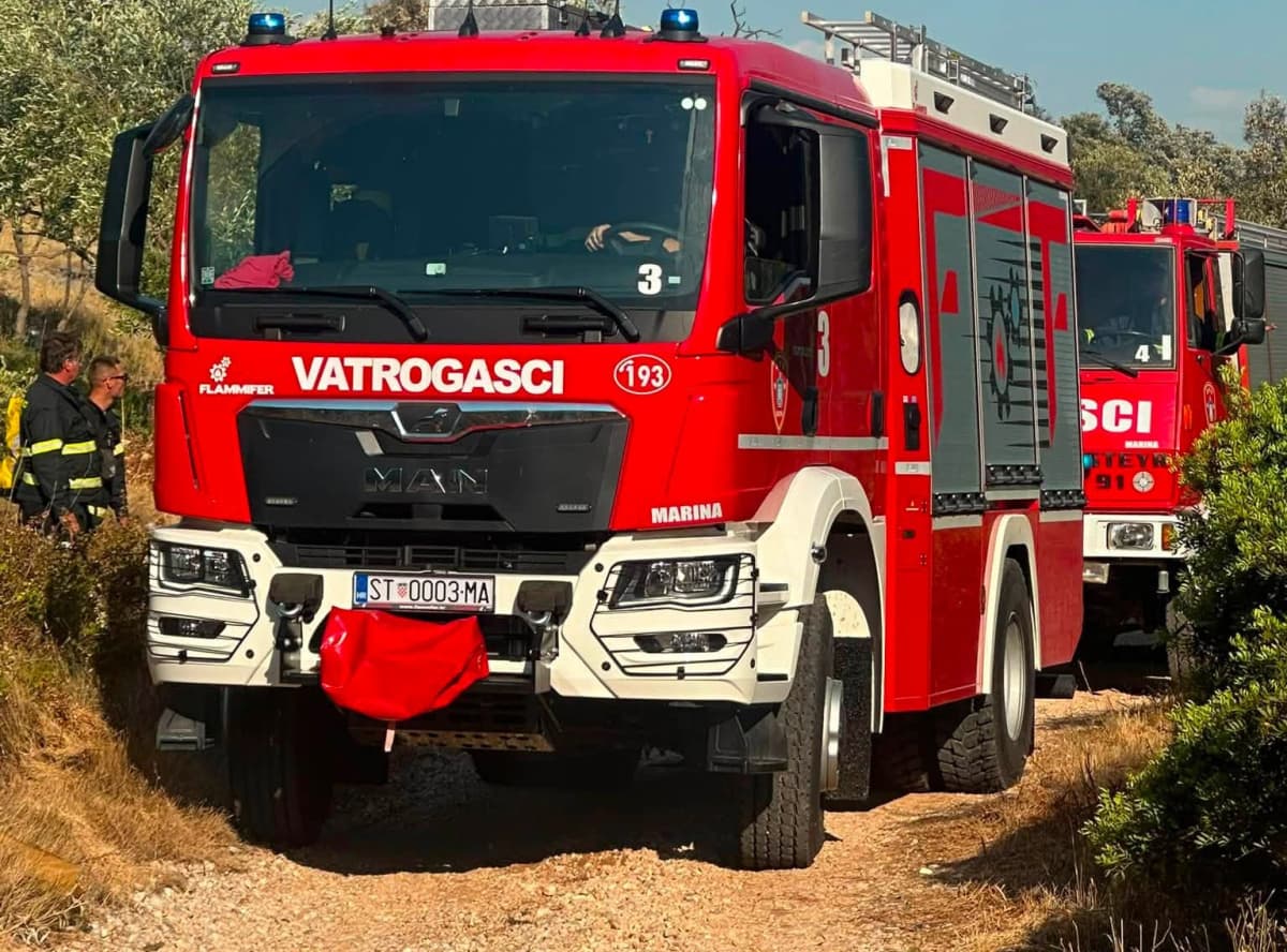Požar u Vinišću lokaliziran, gasilo ga 27 vatrogasaca