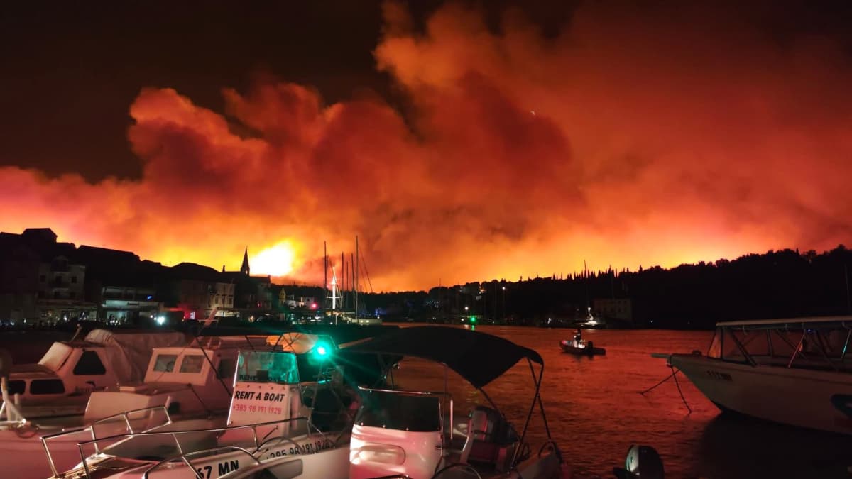 Brač: Požar se širi prema Milni, naselja zasad nisu ugrožena (FOTO, VIDEO)