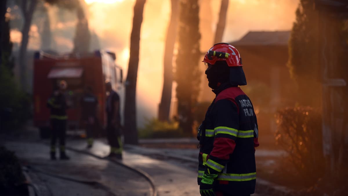 Ugašen požar na Braču, izgorjela hala odlagališta