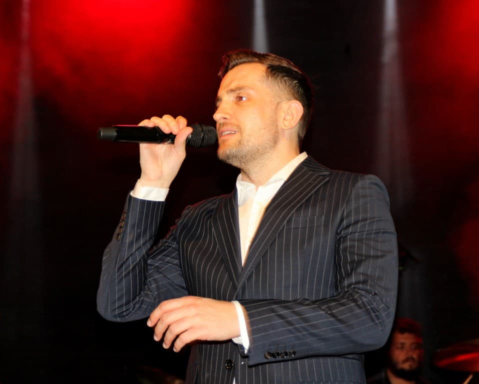Pjesma, emocije i ljubav na Trgu sv. Josipa: Mirza Selimović raspjevao Slatinu, Alen zaprosio Marinu!