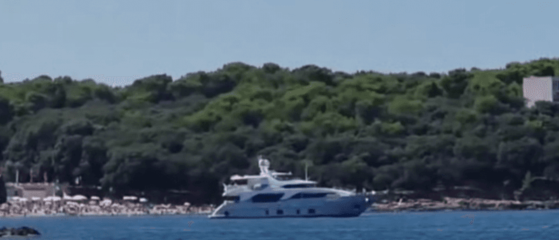 (VIDEO) Ambrela puna kupača, a velika jahta pokušava se usidriti u plićaku