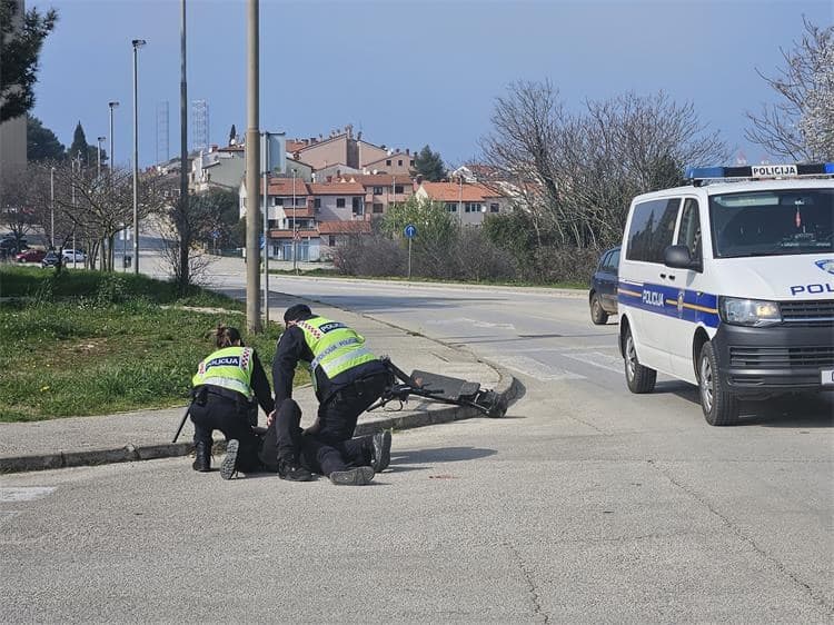 Vozač romobila u srazu s automobilom odbačen na pješake