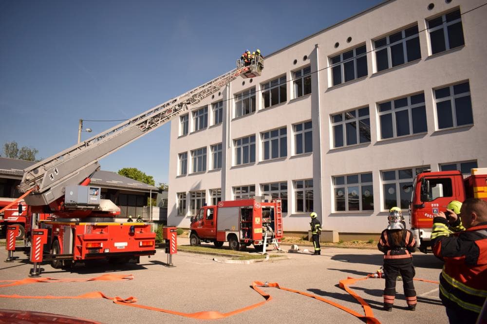 DRAMA U VUGROVCU: Požar u školi, evakuirana djeca, učitelj spašen s krova!