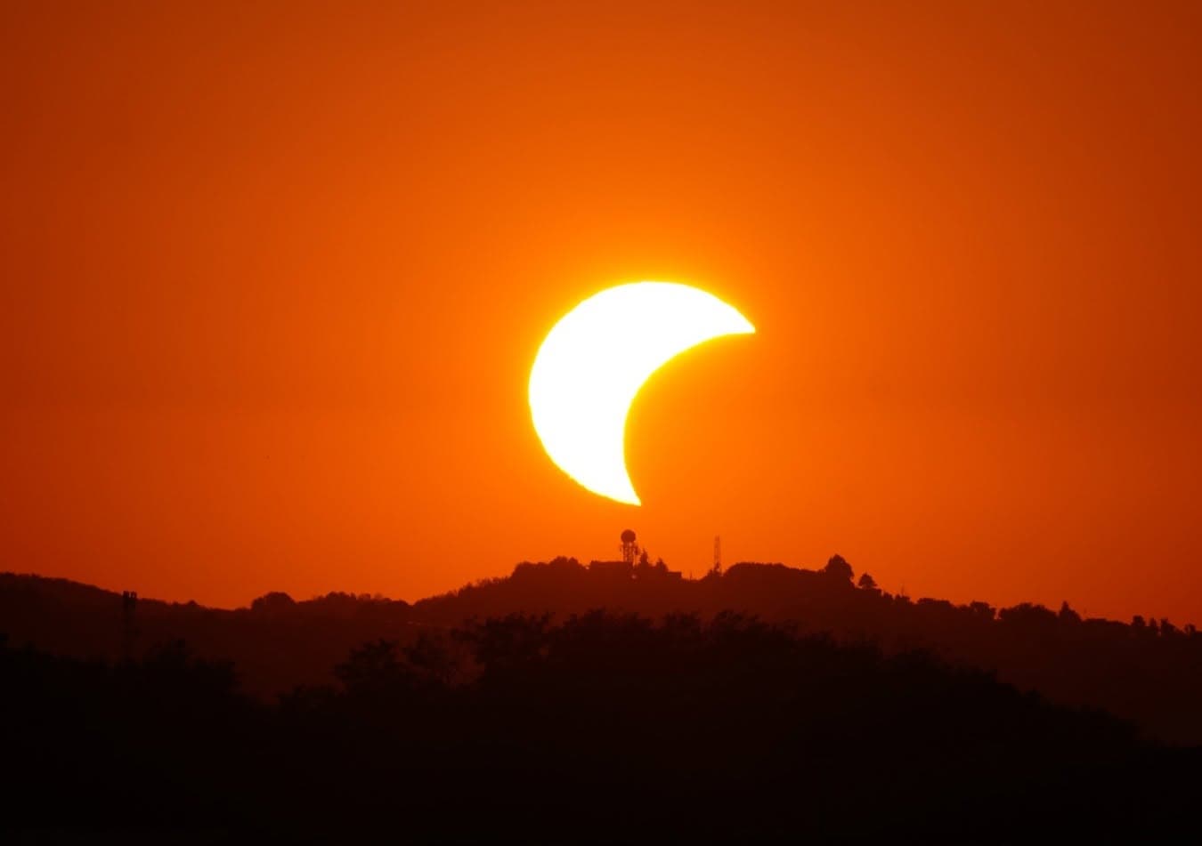 Naš Boris Kozjak fotografirao je  s nadvožnjka virovitičke obilaznice i zabilježio pomrčinu Sunca iznad Aršanja
